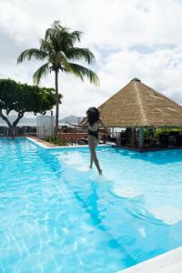Bazén v ubytování La Digue Island Lodge nebo v jeho okolí
