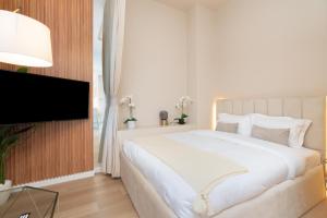 Ein Bett oder Betten in einem Zimmer der Unterkunft Upgraded Designer-crafted Studio in JVC with Massive Terrace