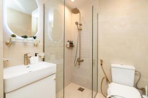 Ein Badezimmer in der Unterkunft Upgraded Designer-crafted Studio in JVC with Massive Terrace