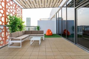 Ein Balkon oder eine Terrasse in der Unterkunft Upgraded Designer-crafted Studio in JVC with Massive Terrace