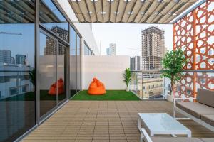 Ein Sitzbereich in der Unterkunft Upgraded Designer-crafted Studio in JVC with Massive Terrace