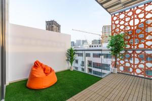 Ein Sitzbereich in der Unterkunft Upgraded Designer-crafted Studio in JVC with Massive Terrace