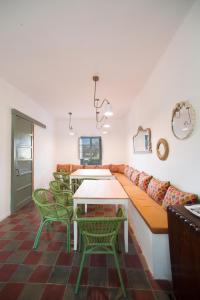 Habitación con sofá, mesa y sillas. en Balneario Aguas de Villaharta, en Villaharta