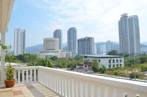 Un balcón con vista a una ciudad con edificios altos. en Near Gurney 3-Storey Event Hse by Felice Homestay, en Tanjong Tokong