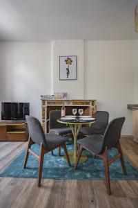 a living room with two chairs and a table at Le balcon du roi René in Avignon