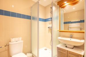une salle de bain avec toilettes, lavabo et douche dans l'établissement Le Machu - Appt 3 vue montagne, à Chamrousse