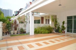 una casa blanca con un porche con plantas en macetas en Near Gurney 3-Storey Event Hse by Felice Homestay, en Tanjong Tokong 58 fotos más