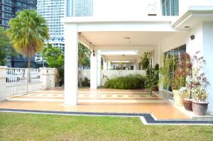 Casa blanca con patio con plantas en Near Gurney 3-Storey Event Hse by Felice Homestay, en Tanjong Tokong