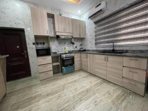 Kuchyň nebo kuchyňský kout v ubytování Cozy 1Bedroom Apartment - Lekki