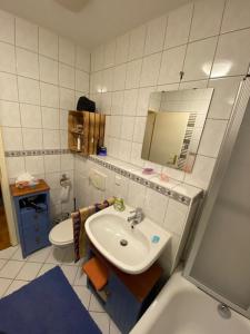 Ένα μπάνιο στο Geräumiges 2-Raum-Apartment mit Loggia