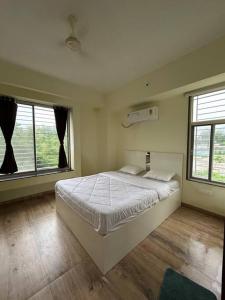 Postel nebo postele na pokoji v ubytování Serene 43, Karjat 3 BHK Villa, Wifi, Plunge Pool