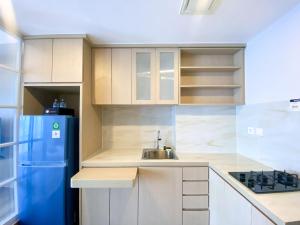Dapur atau dapur kecil di Cozy and Simple Big Studio Vasanta Innopark Apartment By Travelio
