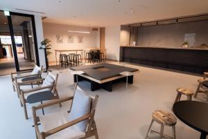 京都KABIN Taka的配有桌椅和黑板的教室