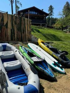 Un grupo de kayaks están alineados en el suelo. en Villa Iskar Lake Residence by BookVillaBG, en Shtarkelovo Gnezdo