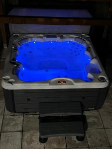 un jacuzzi con agua azul. en Villa Iskar Lake Residence by BookVillaBG, en Shtarkelovo Gnezdo 183 fotos más