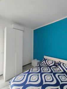 a bedroom with a bed with a blue wall at Perla blu Salento in Gallipoli