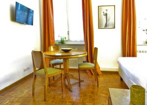 - une salle à manger avec une table, des chaises et un lit dans l'établissement A Star Inn, à Rome