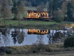 a house sitting on the shore of a lake at Lomahuvila Liljevikin Lahti in Orivesi