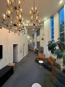 Posezení v ubytování Character Apartment in Central Downtown Auckland