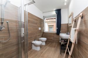un bagno con un water e un lavandino di DM House & Suite a Catania Altre 19 foto