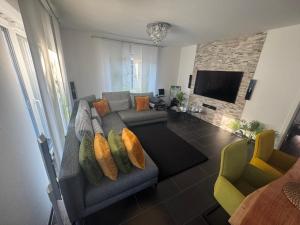 Μια τηλεόραση ή/και κέντρο ψυχαγωγίας στο Orchideenweg 2A, 24558 Henstedt-Ulzburg , 200 Quadratmeter Haus mit Garten und Garage