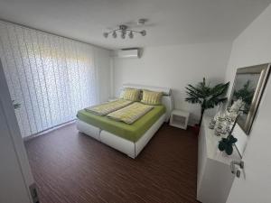Ένα ή περισσότερα κρεβάτια σε δωμάτιο στο Orchideenweg 2A, 24558 Henstedt-Ulzburg , 200 Quadratmeter Haus mit Garten und Garage