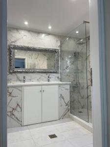 Ένα μπάνιο στο Maronia +8 φωτογραφίες