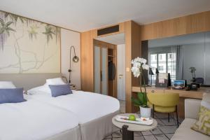 Llit o llits en una habitació de Storchen Zürich - Lifestyle Boutique Hotel