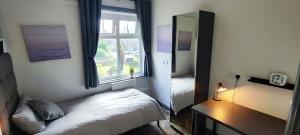 Postel nebo postele na pokoji v ubytování Gorton Mount Hotel Manchester