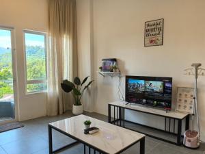 Televiisor ja/või meelelahutuskeskus majutusasutuses Langkawi Simfoni Lavanya Suite 07
