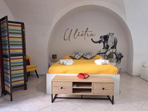 una camera da letto con un letto e un cartello con un elefante sul muro di U Liotru home a Catania Altre 36 foto