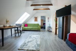 TV a/nebo společenská místnost v ubytování Serviceroom24 - Attic Apartment in Herten mit WLAN - Küche - Badezimmer