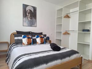 Ένα ή περισσότερα κρεβάτια σε δωμάτιο στο Chambre NINA climatisée