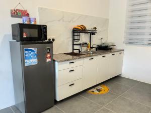 Köök või kööginurk majutusasutuses Langkawi Simfoni Lavanya Suite 07