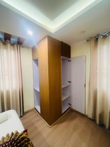 Kama o mga kama sa kuwarto sa Hotel Nirakar