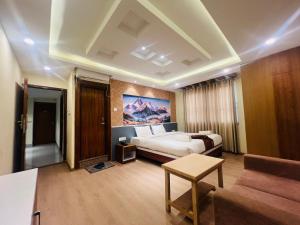 TV at/o entertainment center sa Hotel Nirakar