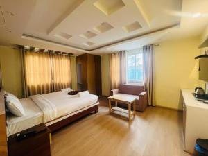Kama o mga kama sa kuwarto sa Hotel Nirakar