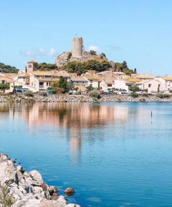 eine Stadt, die auf einem großen Gewässer liegt in der Unterkunft Maison 300 m de la plage avec un bel extérieur in Gruissan