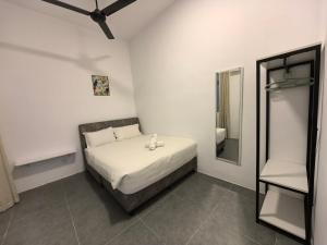 Voodi või voodid majutusasutuse Langkawi Simfoni Lavanya Suite 07 toas
