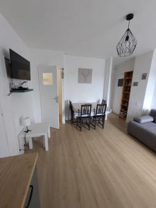 TV a/nebo společenská místnost v ubytování Spacieux appartement T2 & cabine