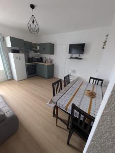 Kuchyňa alebo kuchynka v ubytovaní Spacieux appartement T2 & cabine