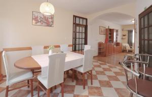 Khu vực ghế ngồi tại 4 Bedroom Nice Home In Sibenik