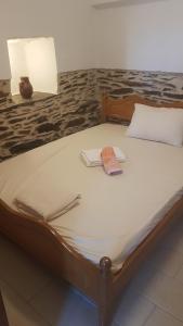a bed with a towel and a lamp on it at ΑΝΕΜΟΔΡΟΥΛΗΣ in Kochilos
