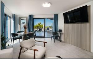 Телевизор и/или развлекательный центр в SeeSea Hotel