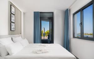 Кровать или кровати в номере SeeSea Hotel