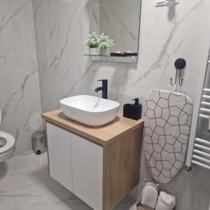 un bagno bianco con lavandino e specchio di Pentagon Concept a Alba Iulia Altre 16 foto