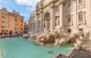 un edificio con una fuente de agua frente a un edificio en Andry House Casa Vacanze, en Roma