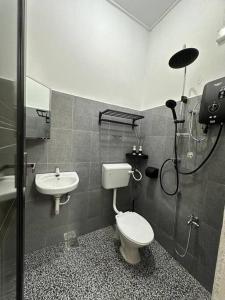 a bathroom with a shower and a toilet and a sink at Golf Avenue Homestay Kota Bharu in Pengkalan Cepa