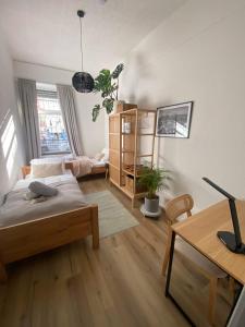 a living room with a bed and a desk at Cozy City Oasis Central & Near Fairgrounds in Frankfurt/Main