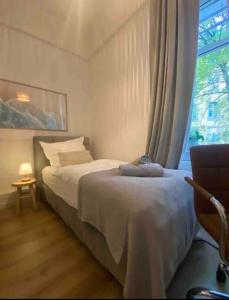 a bedroom with a bed and a window at Cozy City Oasis Central & Near Fairgrounds in Frankfurt/Main